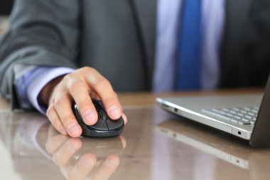 Eller iş bilgisayar kablosuz mouse tutan takım elbiseli adamı