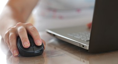 Bilgisayar kablosuz mouse tutan el