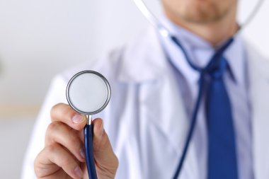 Stetoskop kafa tutan erkek tıp doktor el