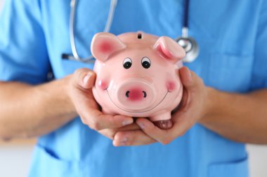 Mavi üniforma giyen erkek tıp doktor