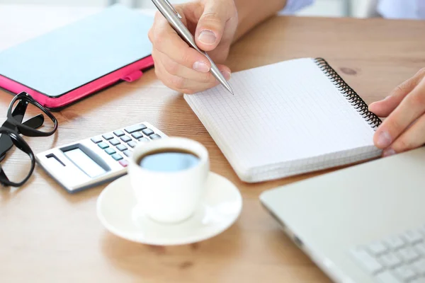 Mannenhand bedrijf zilveren pen — Stockfoto