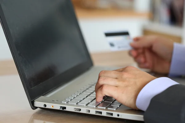 Mãos de homem de negócios em terno segurando cartão de crédito — Fotografia de Stock
