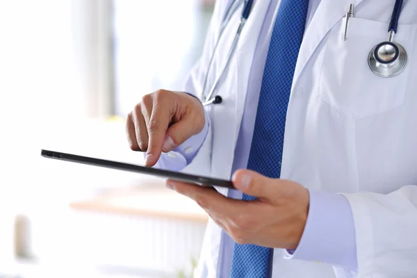 Αρσενική ιατρική γιατρός κρατώντας ψηφιακή tablet pc — Φωτογραφία Αρχείου