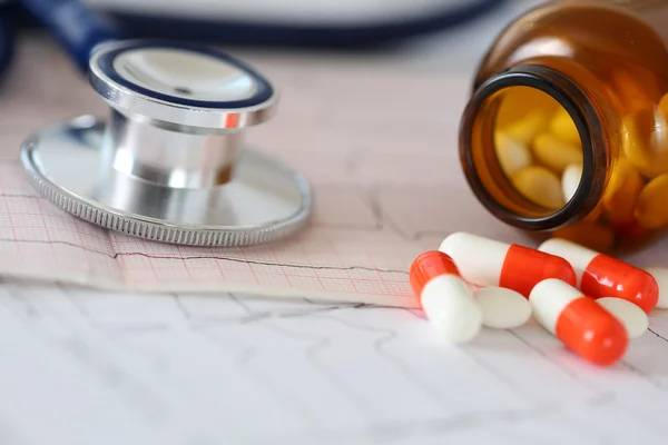 Orvosi sztetoszkóppal fej feküdt cardiogram diagram — Stock Fotó