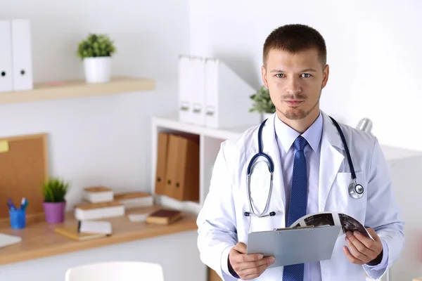 Physician waiting for patient — Zdjęcie stockowe