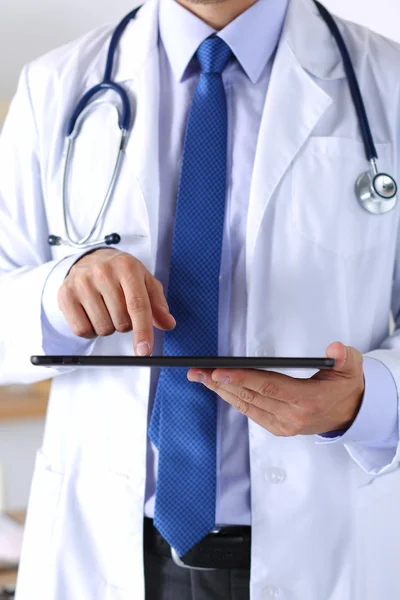 Male medicine doctor holding digital tablet pc — Stock Photo, Image