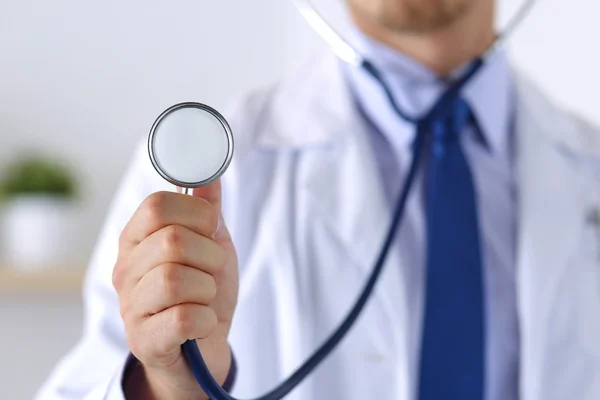 Manlig medicin läkare hand håller stetoskopet huvud — Stockfoto
