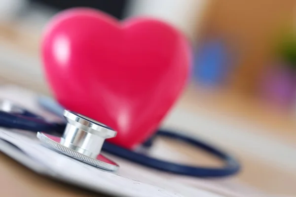 Tête de stéthoscope médical et coeur de jouet rouge — Photo