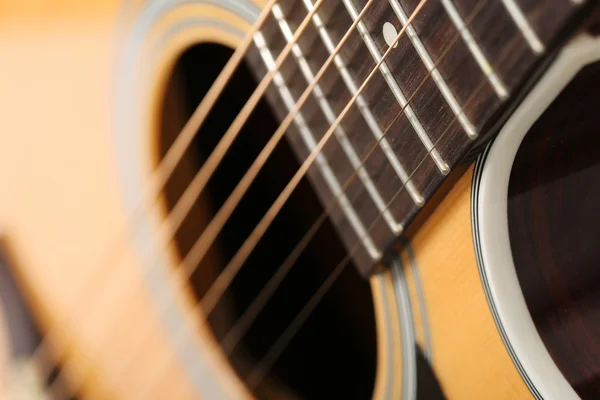 Guitarra acústica clásica en una perspectiva extraña e inusual — Foto de Stock