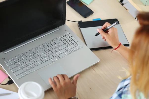 Hands of female designer — Stockfoto