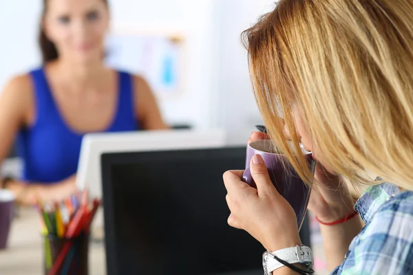 Dos diseñadoras en la oficina bebiendo té de la mañana — Foto de Stock