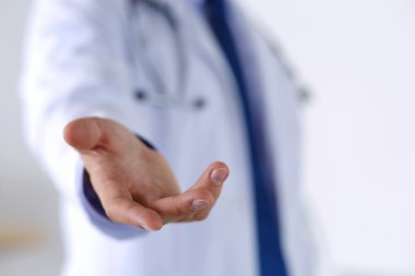 Yardım eli sunan erkek tıp doktor