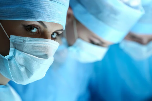Retrato de cirurgião feminino olhando na câmera — Fotografia de Stock