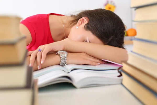 Müde Studentin am Arbeitsplatz — Stockfoto
