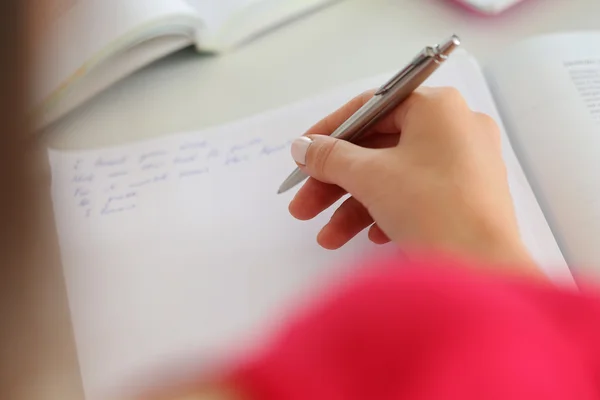 Weibliche Hand mit silbernem Stift Nahaufnahme Stockfoto