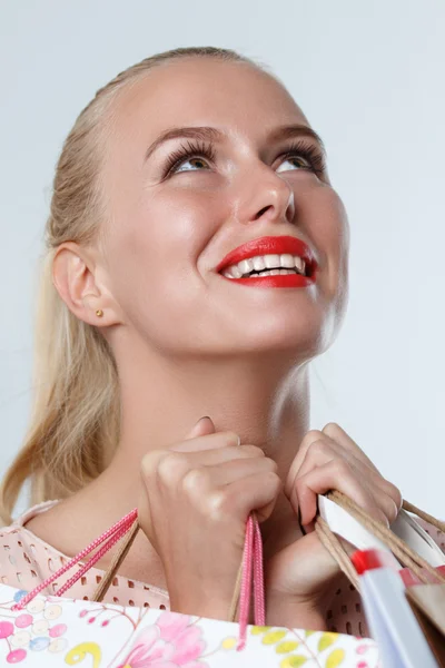 Stupito bella donna bionda sorridente — Foto Stock