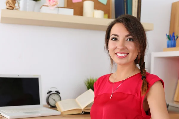 Hermosa estudiante sonriente — Foto de Stock