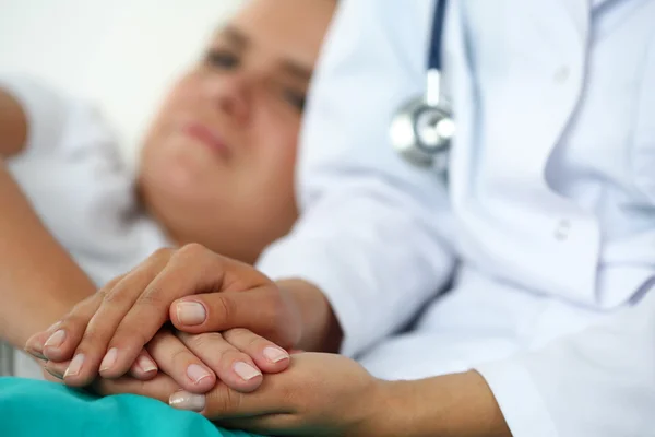 Przyjazne doktora kobiece ręce trzymając rękę pacjenta — Zdjęcie stockowe