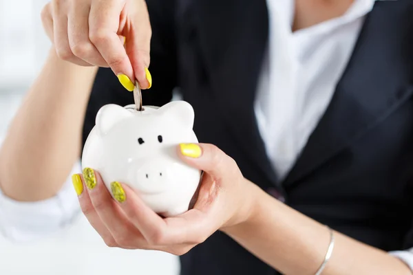 PIN para madeni para koyarak el