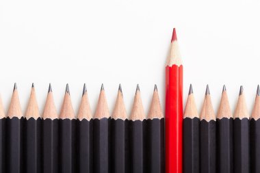 Kalabalıktan dışarı kırmızı kalem ayakta