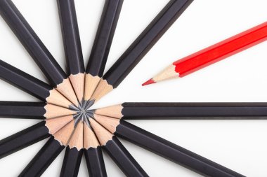 Kalabalıktan dışarı kırmızı kalem ayakta