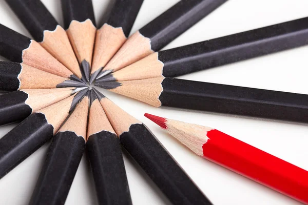 Kalabalıktan dışarı kırmızı kalem ayakta