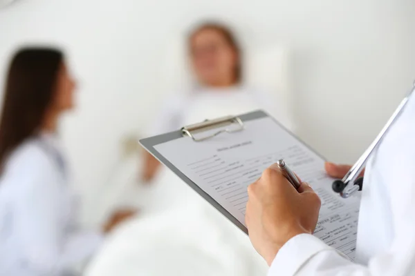 Médico pronto para examinar e ajudar — Fotografia de Stock