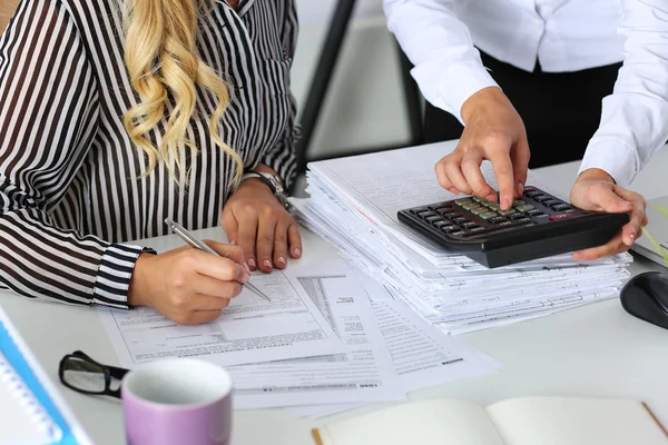 Two female accountants counting on calculator — Φωτογραφία Αρχείου