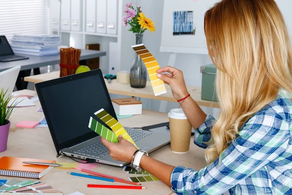 Hände einer Designerin im Büro, die mit Farbmustern arbeitet — Stockfoto