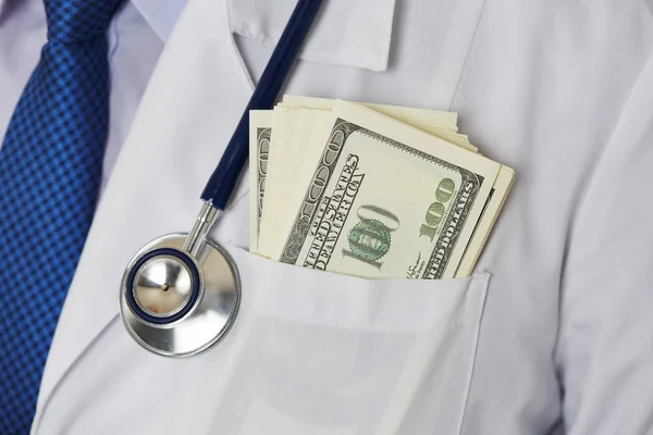 Médico masculino peito com cacho de cem dólares banknot — Fotografia de Stock