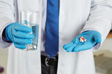 Erkek tıp doktor mavi eldiven eller