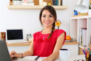 Çevrimiçi eğitim hizmetini kullanan güzel, gülümseyen kız öğrenci