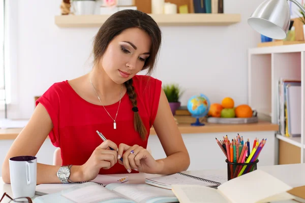 Female student at workplace — Stockfoto