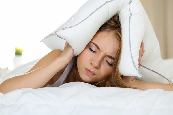 Giovane bella donna sdraiata a letto che soffre di insonnia — Foto Stock