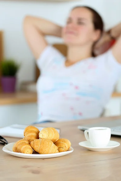 Plate with tasty fresh croissants and hot morning cup of coffee — Zdjęcie stockowe