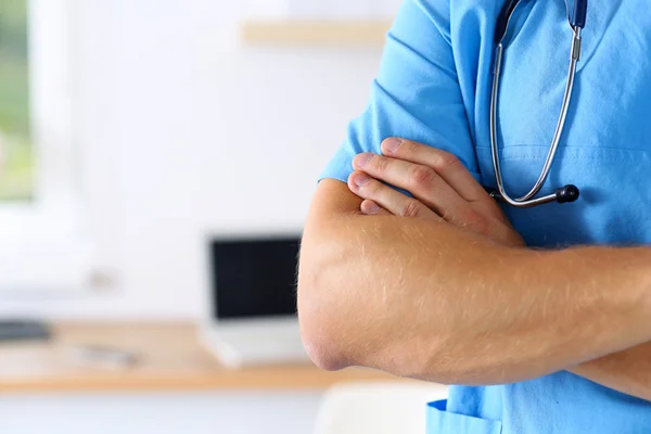 Male medicine therapeutist doctor hands crossed on his chest in — Stock fotografie