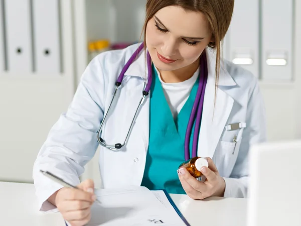 Vackra kvinnliga läkare medicin läkare eller apotekspersonal — Stockfoto