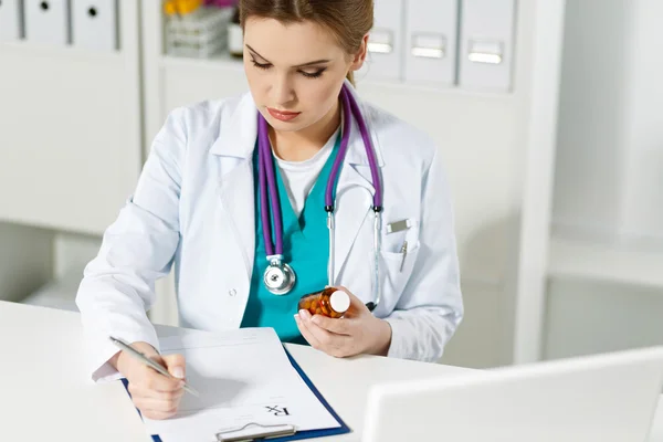 Médica bonita médico médico ou farmacêutico — Fotografia de Stock