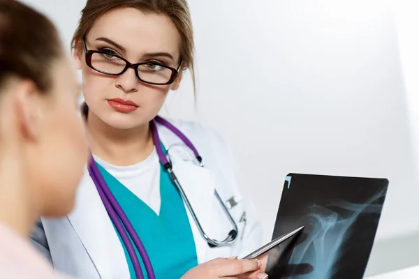 Medico femminile in occhiali spiega alla diagnosi del paziente — Foto Stock