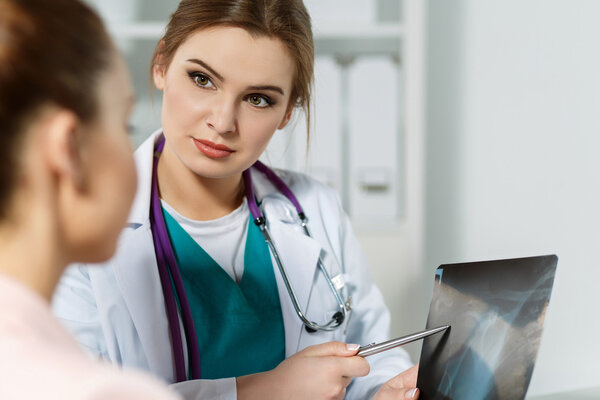 Female medicine doctor explains to patient diagnosis
