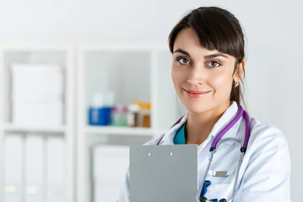 Bonito encantador amigável sorrindo médico medicina feminina — Fotografia de Stock