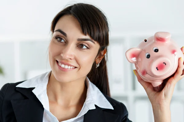 Feliz hermosa mujer sacudiendo divertido piggybank y escuchando —  Fotos de Stock