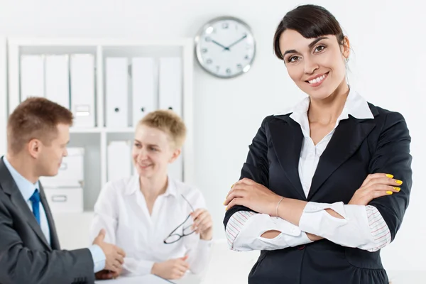 Schöne lächelnde Geschäftsfrau im Anzug stehend mit Händen cro — Stockfoto