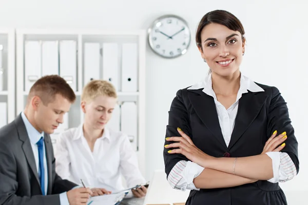 Schöne lächelnde Geschäftsfrau im Anzug stehend mit Händen cro — Stockfoto