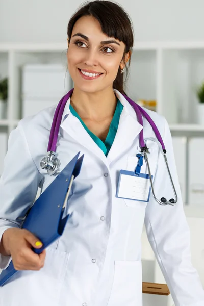 Schöne charmante freundlich lächelnde weibliche Medizintherapeutin — Stockfoto