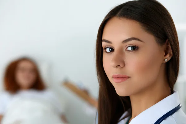 Hermosa médica mujer mirando en la cámara — Foto de Stock