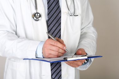 Bir şeyler yazıyor gümüş kalem tutan erkek tıp doktor el o
