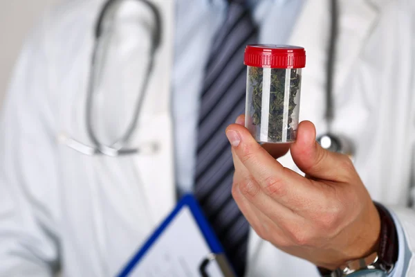 Manlig medicin läkare hand som håller i hand medicinsk marijuana — Stockfoto