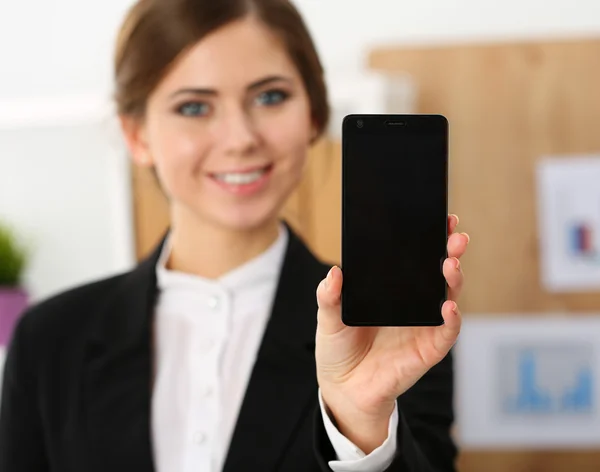 Lachende zakenvrouw in Office houd mobiele telefoon in handen en Toon — Stockfoto