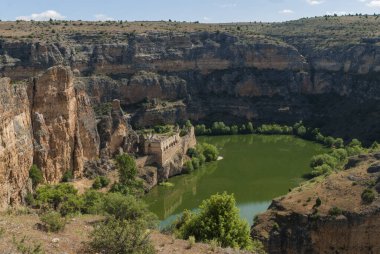 Manastır de la Hoz (Sebulcor, Segovia, İspanya) Manastır harabeleriyle kireçtaşı nehir kanyonu manzarası